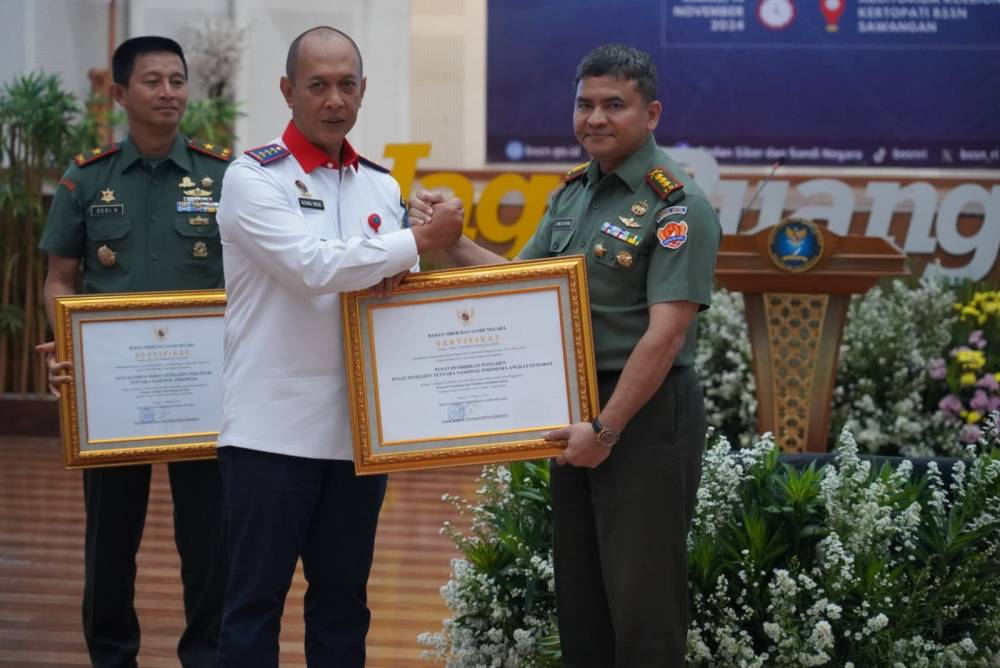 PUSDIKINTEL PUSINTELAD TERIMA SERTIFIKAT AKREDITASI LEMBAGA PENYELENGGARA PELATIHAN KEAMANAN SIBER DAN SANDI DARI BADAN SANDI DAN SIBER NEGARA (BSSN)